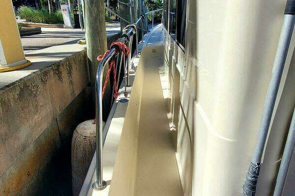 Mainship 430 Sedan Yacht For Sale