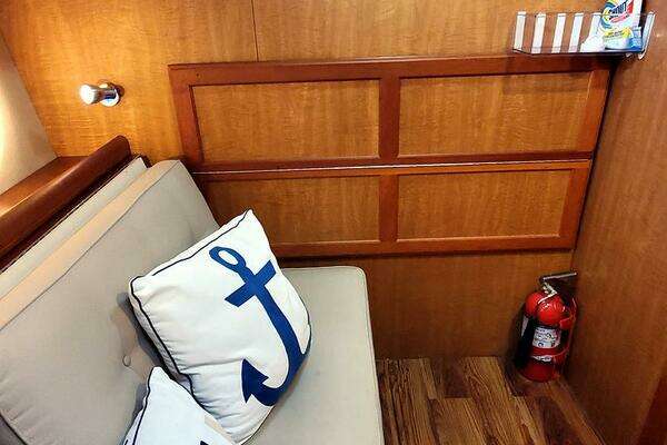 Mainship 430 Sedan Yacht For Sale