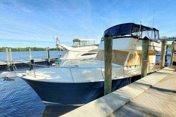 Mainship 430 Sedan Yacht For Sale