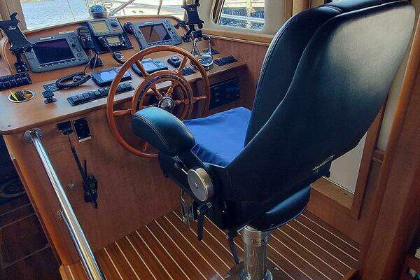 Mainship 430 Sedan Yacht For Sale