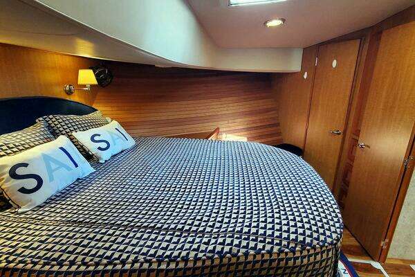 Mainship 430 Sedan Yacht For Sale