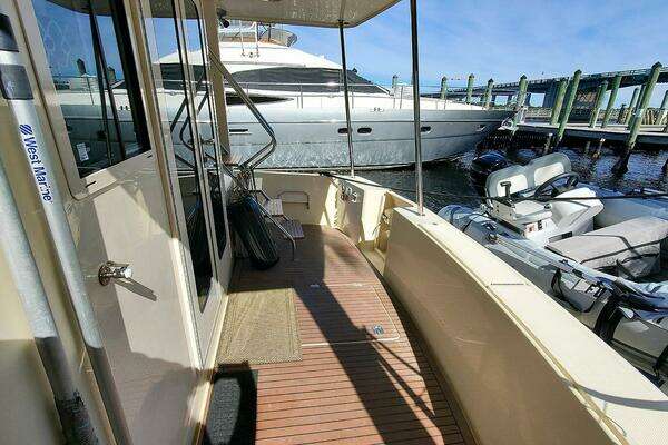 Mainship 430 Sedan Yacht For Sale