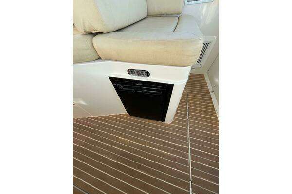 Back Cove 33 Hardtop Express Yacht For Sale