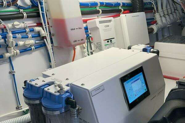 Hatteras GT45 Express Yacht For Sale