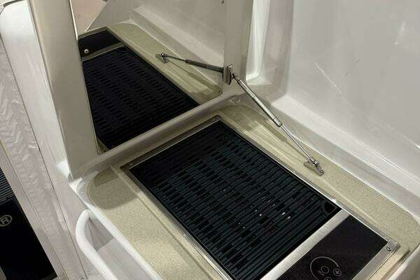 Hatteras GT45 Express Yacht For Sale