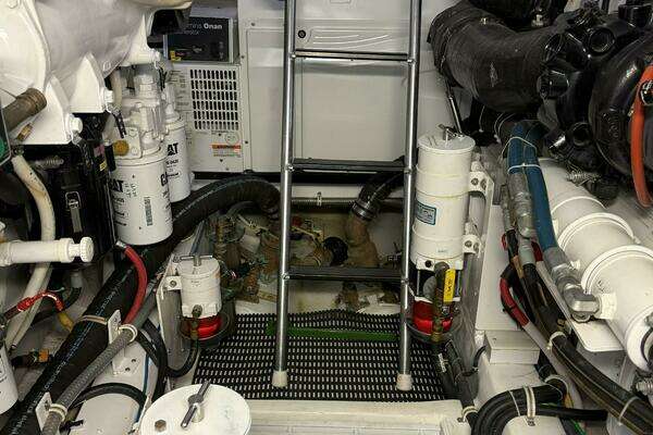 Hatteras GT45 Express Yacht For Sale