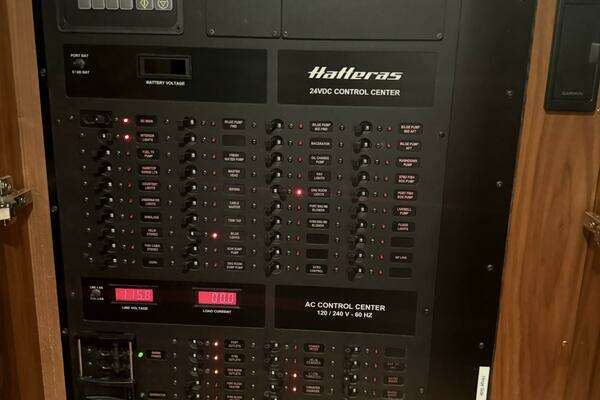 Hatteras GT45 Express Yacht For Sale