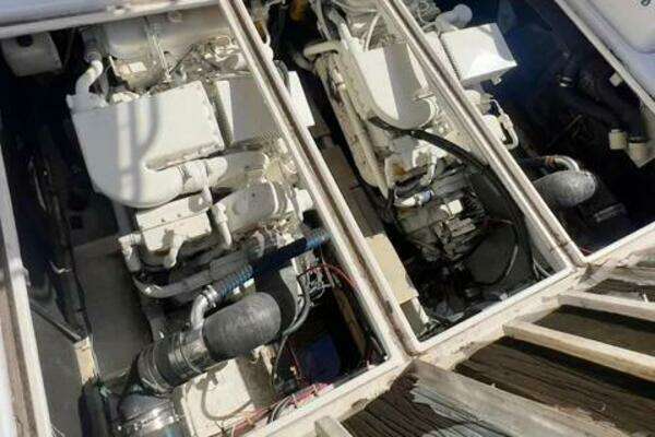 Photo of the 1996 Cruisers Yachts 4285 Express Bridge