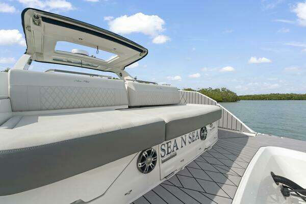 Sea Ray SLX 400 Outboard Yacht For Sale