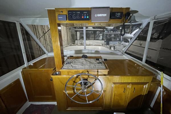Upper Helm with Wood Console and Garmin Electronics – Egg Harbor 40