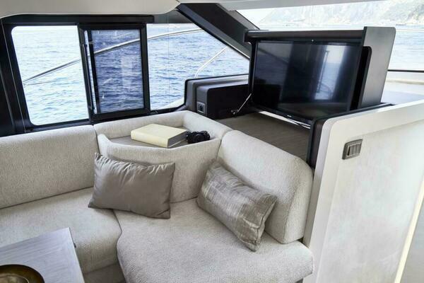 2026 49 Prestige F4 Flybridge - Salon/Dinette TV Sistership