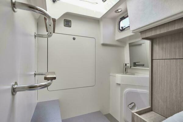 2026 49 Prestige F4 Flybridge - Guest Stateroom/Crew Quarters Head Sistership