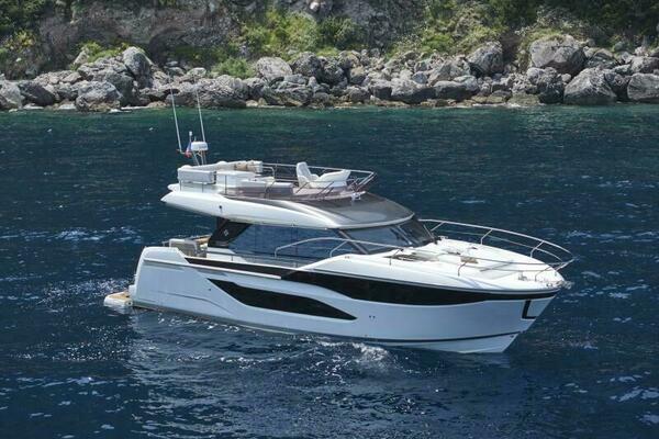 2026 49 Prestige F4 Flybridge - Profile Sistership