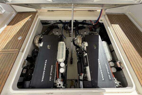 Riviera 395 SUV Yacht For Sale