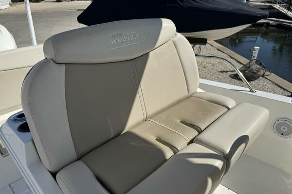 27ft Boston Whaler Yacht For Sale