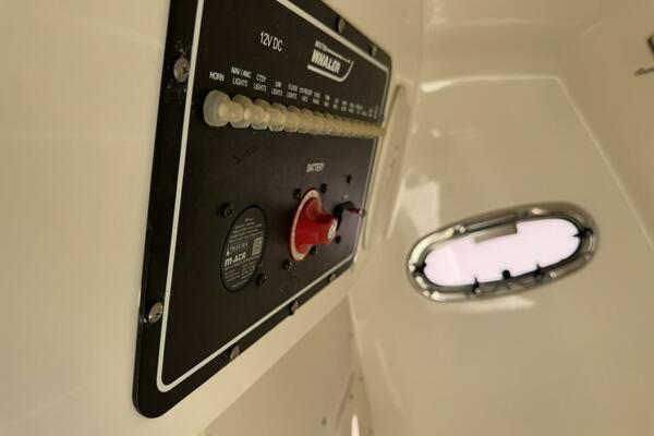 27ft Boston Whaler Yacht For Sale