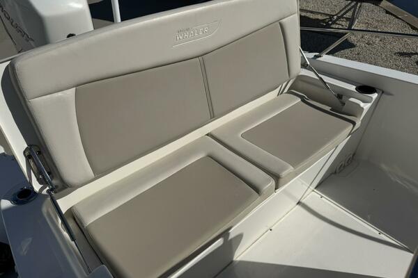 27ft Boston Whaler Yacht For Sale