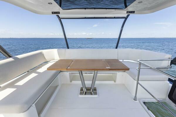 2026 Prestige F5.7 Flybridge - Flybridge Dinette