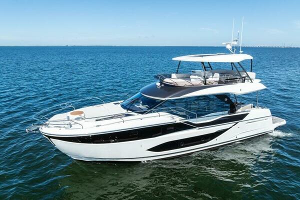 2026 Prestige F5.7 Flybridge - Bow 3/4 Port