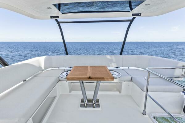 2026 Prestige F5.7 Flybridge - Flybridge Dinette
