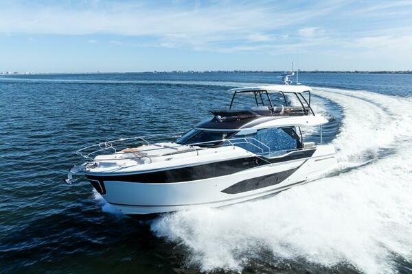 2026 Prestige F5.7 Flybridge - Bow 3/4 Port