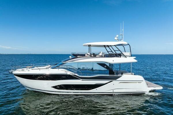 2026 Prestige F5.7 Flybridge - Port