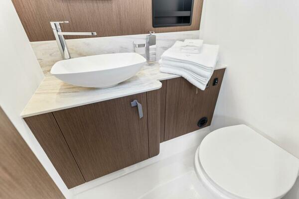 2026 Prestige F5.7 Flybridge - Guest Head