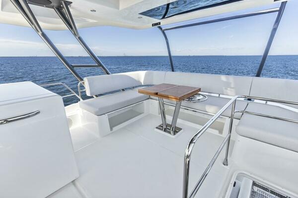 2026 Prestige F5.7 Flybridge - Flybridge Dinette