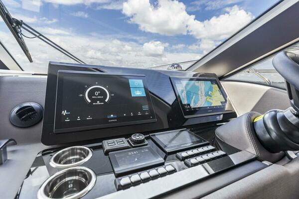 2026 Prestige F5.7 Flybridge - Helm 