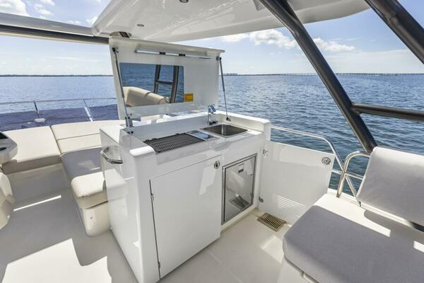2026 Prestige F5.7 Flybridge - Flybridge Wet Bar