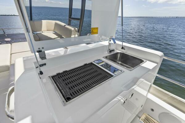 2026 Prestige F5.7 Flybridge - Flybridge Wet Bar