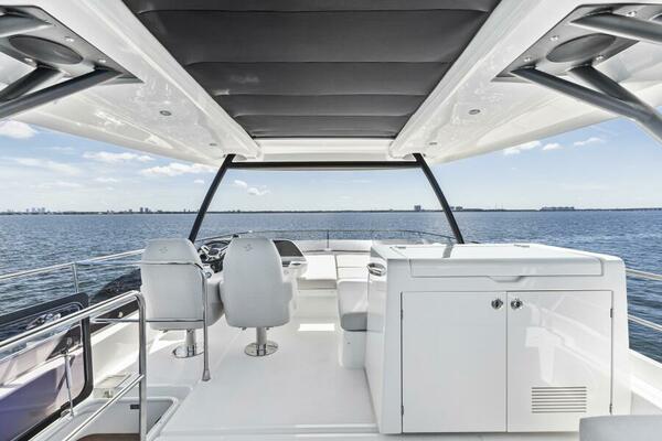 2026 Prestige F5.7 Flybridge - Flybridge 