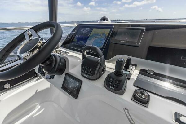 2026 Prestige F5.7 Flybridge - Flybridge Helm