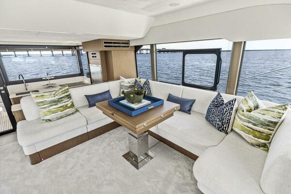 2026 Prestige F5.7 Flybridge - Dinette