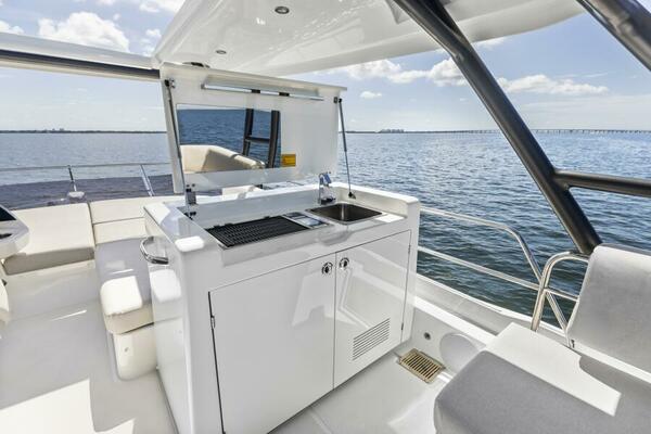 2026 Prestige F5.7 Flybridge - Flybridge Wet Bar