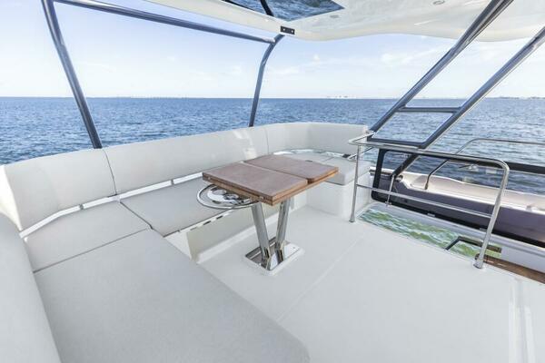 2026 Prestige F5.7 Flybridge - Flybridge Dinette