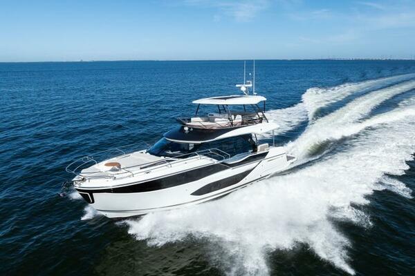 2026 Prestige F5.7 Flybridge - Bow 3/4 Port