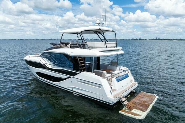 2026 Prestige F5.7 Flybridge - Stern 3/4 Port