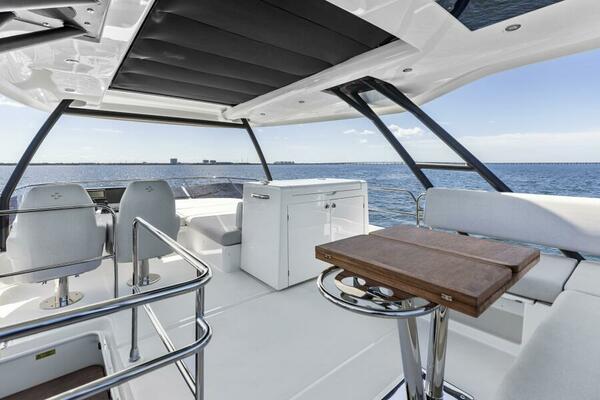 2026 Prestige F5.7 Flybridge - Flybridge
