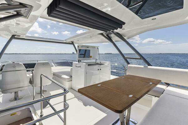 2026 Prestige F5.7 Flybridge - Flybridge 