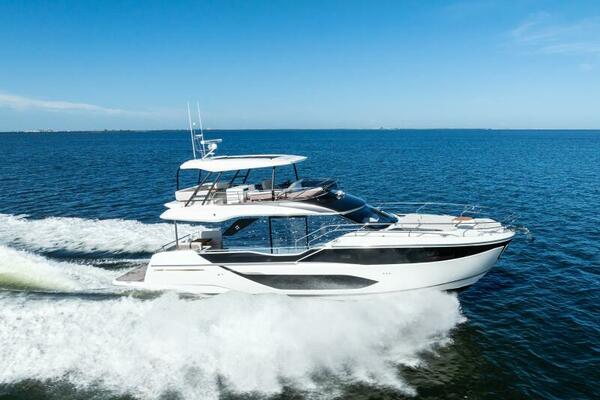 2026 Prestige F5.7 Flybridge - Starboard