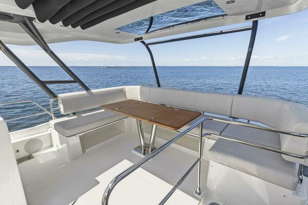 2026 Prestige F5.7 Flybridge - Flybridge Dinette