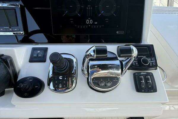 Sea Ray FLY 400 Yacht For Sale