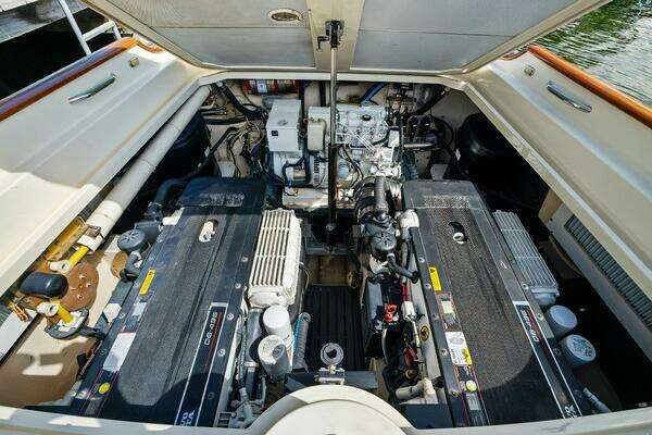 Hinckley Talaria 38R Convertible Yacht For Sale