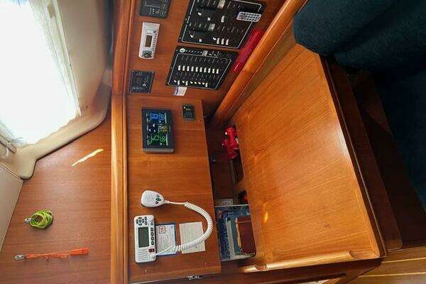 Photo of the 2003 Hunter 353