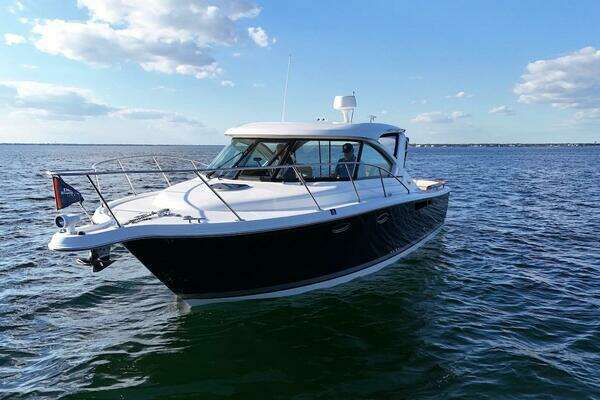 Photo of the 2014 Tiara Yachts 3100 Coronet