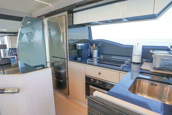 Azimut 66 Flybridge Yacht For Sale