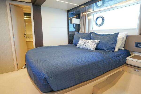 Azimut 66 Flybridge Yacht For Sale