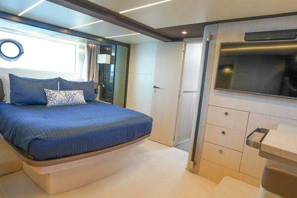 Azimut 66 Flybridge Yacht For Sale