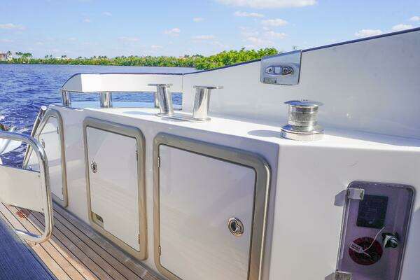 Azimut 66 Flybridge Yacht For Sale